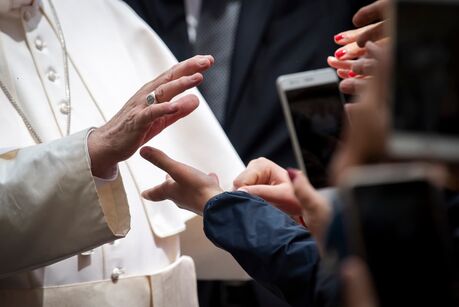 Vatikanstadt – 29. Mai 2019: Papst Franziskus trifft sich am Ende seiner wöchentlichen Generalaudienz auf dem Petersplatz im Vatikan mit Gläubigen.