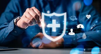 Geschäftsmann benutzt Stiftzeichnung Schutzschild HUD. Die Bedeutung von Versicherungen im digitalen Zeitalter.