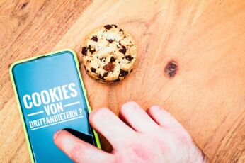 Cookies mit einem Tablet zur Verdeutlichung von Cookie Bannern für Websites mit auf deutsch Cookies von Drittanbietern? in English Third party cookies