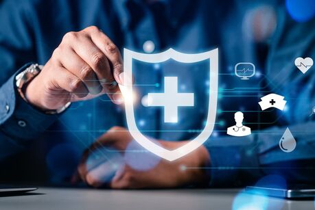 Geschäftsmann benutzt Stiftzeichnung Schutzschild HUD. Die Bedeutung von Versicherungen im digitalen Zeitalter.