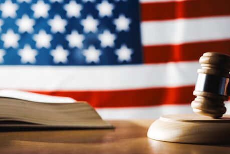 Oberster Gerichtshof der USA mit Hammer auf einem Buch und US-Flagge