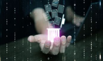 Eine Hand, die ein leuchtendes Hologramm eines Papierkorbs hält, aus dem digitale Dokumente fallen, als Symbol für die sichere Löschung von Dateien, Datenmanagement, Cybersicherheit und moderne Informationstechnologie.