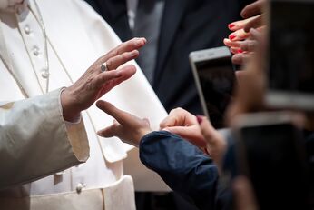 Vatikanstadt – 29. Mai 2019: Papst Franziskus trifft sich am Ende seiner wöchentlichen Generalaudienz auf dem Petersplatz im Vatikan mit Gläubigen.
